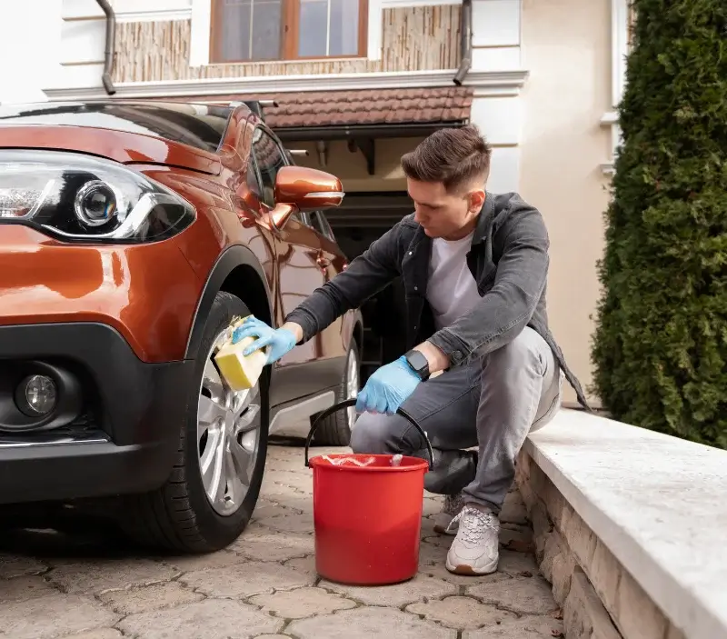 Lavage auto à domicile La Barthe-de-Neste : professionnel intervenant sur un véhicule